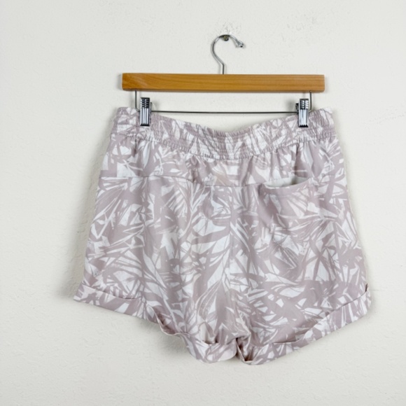 Lululemon Spring Break Away Shorts Size 10 - Picture 3 of 4